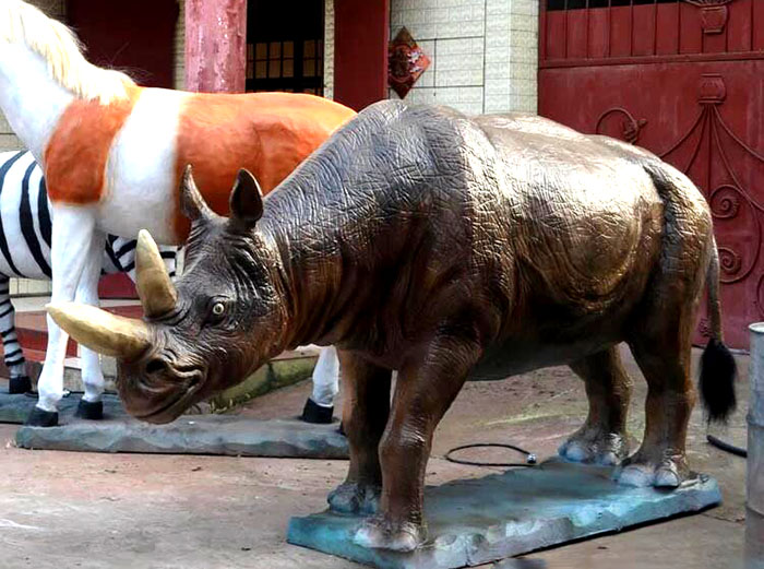 玻钢动物雕塑、犀牛模型